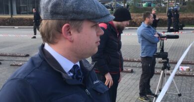 Rasmus Paludan, der har gjort sig kendt for sine højreekstreme ytringer, står endnu en gang tiltalt for at sprede racistisk propaganda via sociale medier som YouTube, Facebook og Twitter. Det skriver Hovsadeling.dk. Her ses han under en demonstration mod muslimer i Skive. Foto: Jens Work Kristensen.